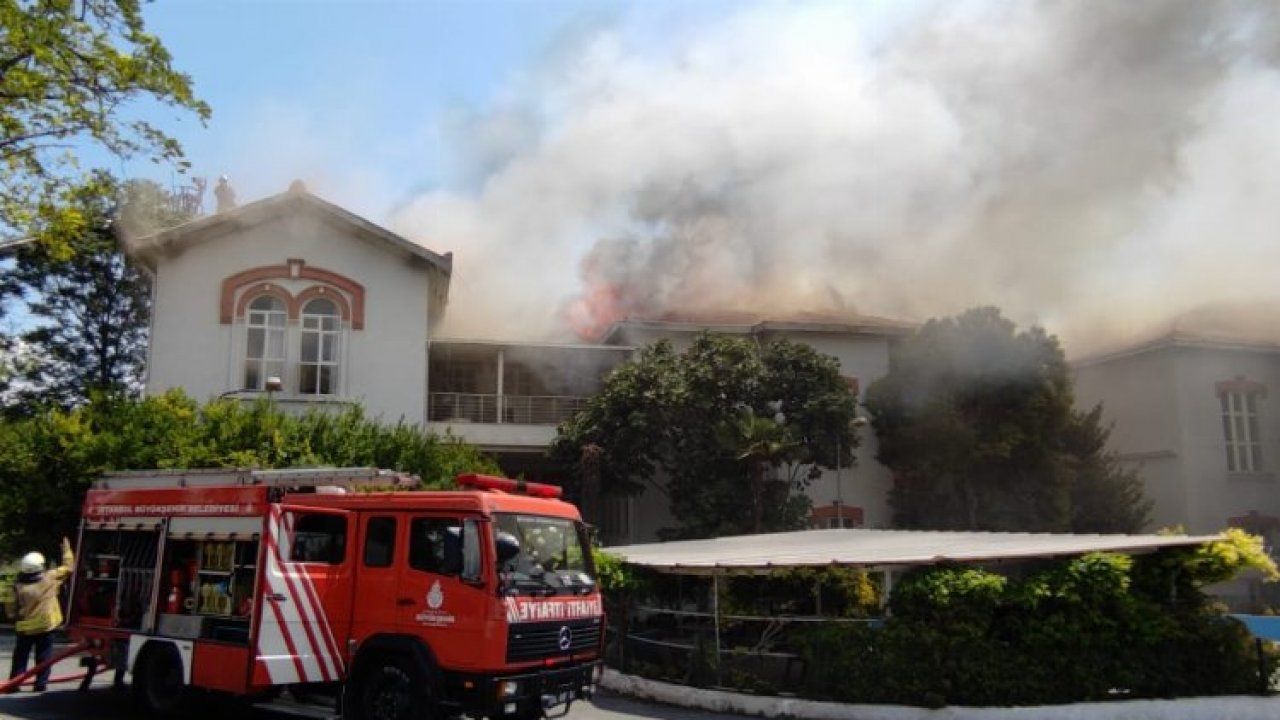 İstanbul'da Balıklı Rum Hastanesi yanıyor!