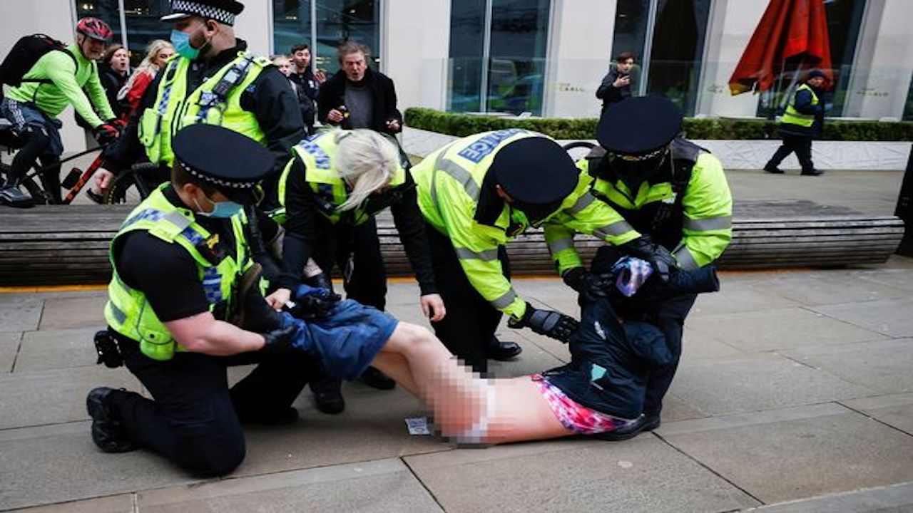 İngiltere'de polis halka sert davranıyor