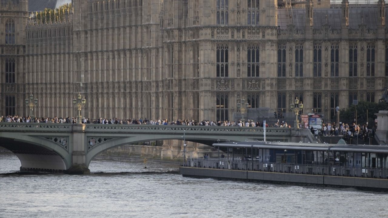 İngiltere Kraliçesi 2. Elizabeth'in naaşı halkın ziyaretine açıldı