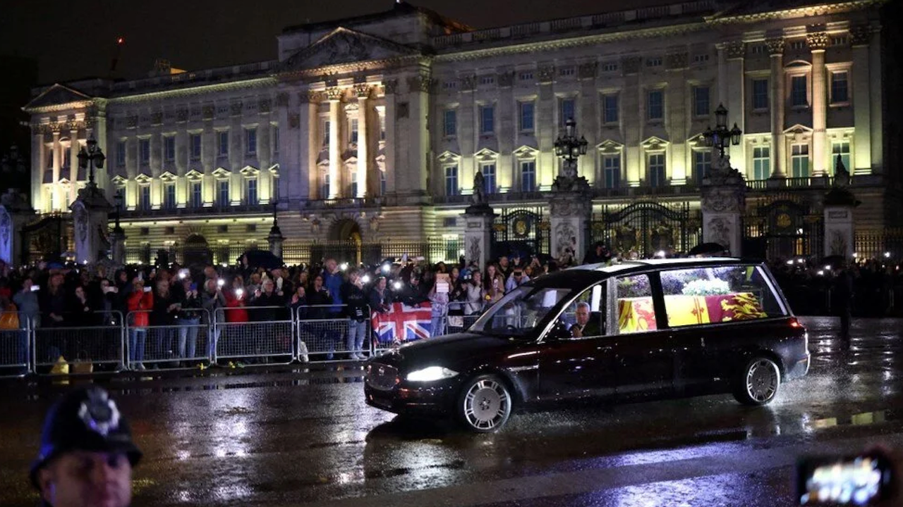 İngiltere Kraliçesi'nin naaşı Londra'da