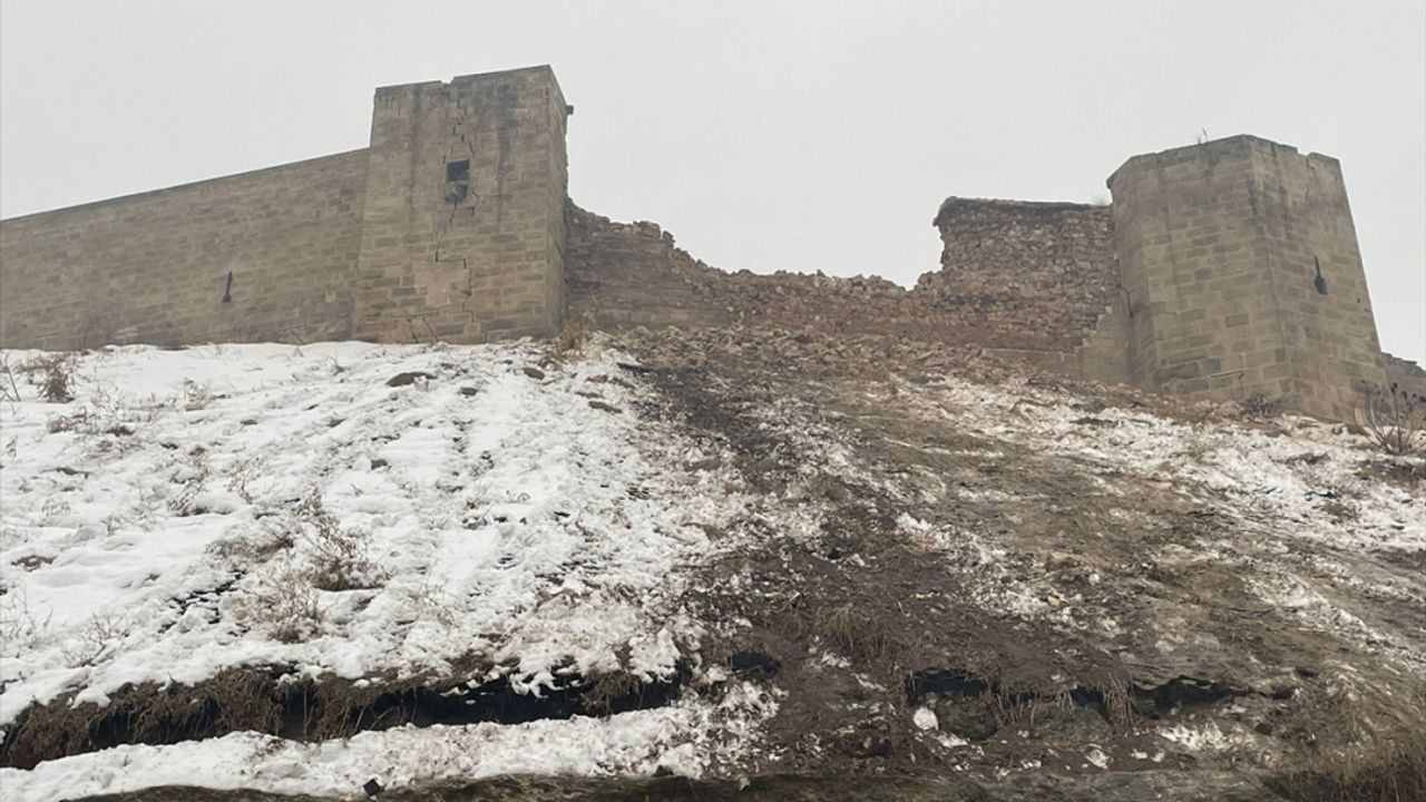 Depremde tarihi Gaziantep Kalesi de hasar gördü