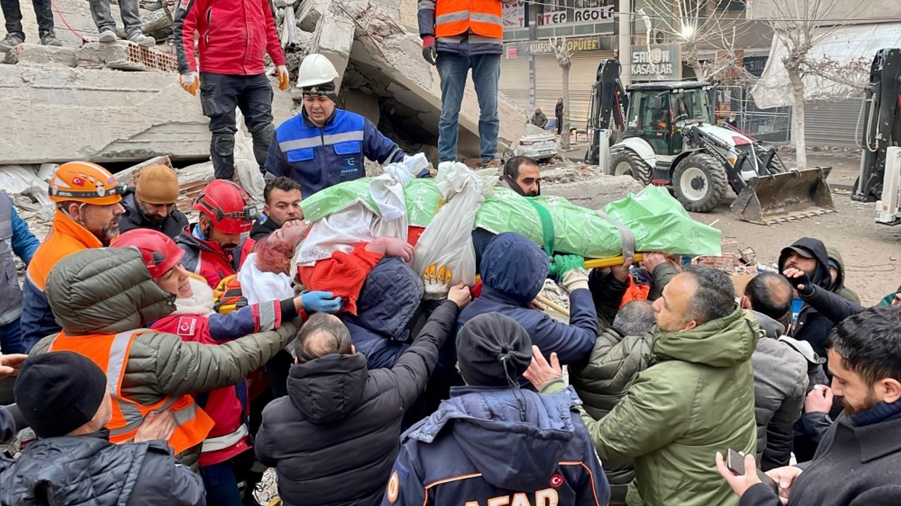 Diyarbakır'da yıkılan binanın enkazından 28 saat sonra bir kadın kurtarıldı