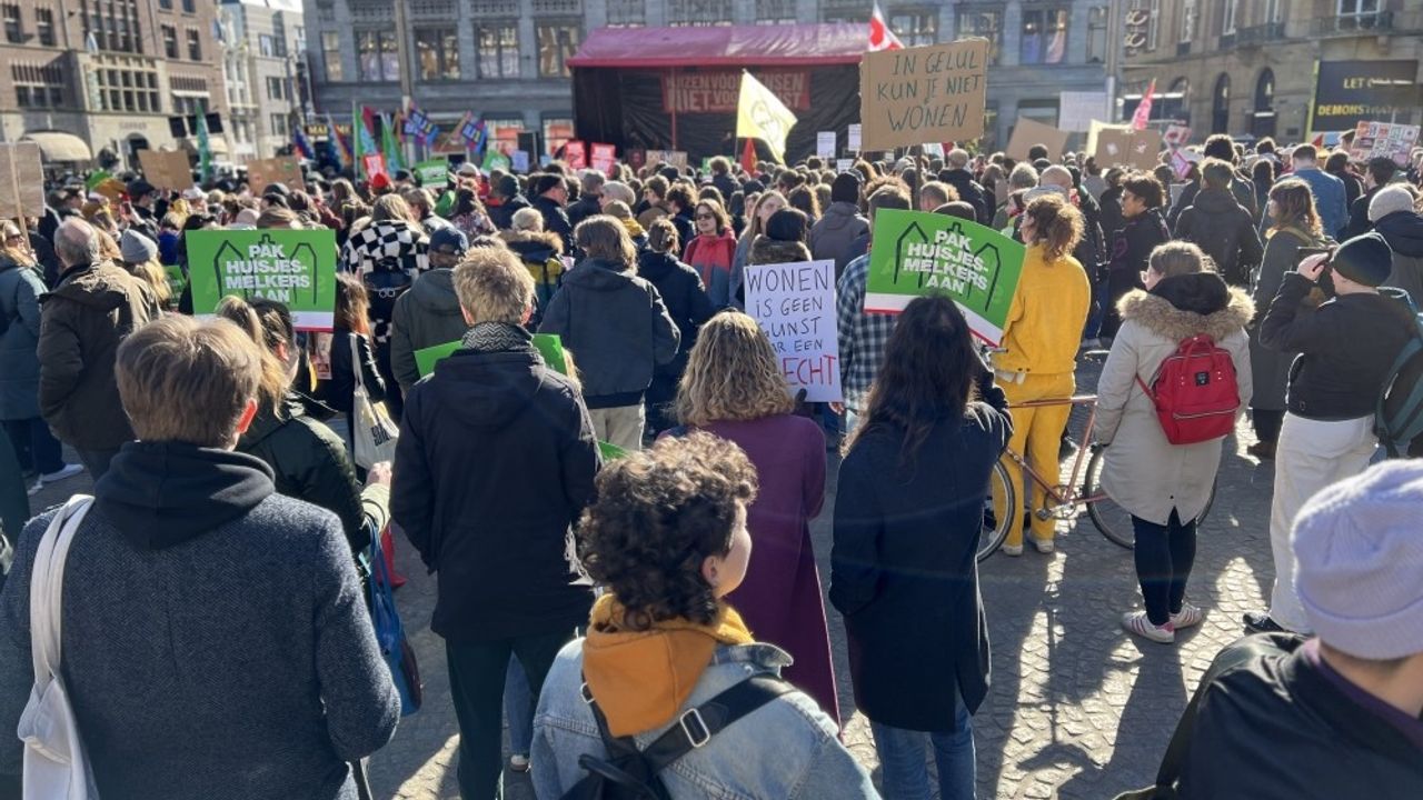 Amsterdam’da konut sıkıntısı ve yüksek kiralar protesto edildi