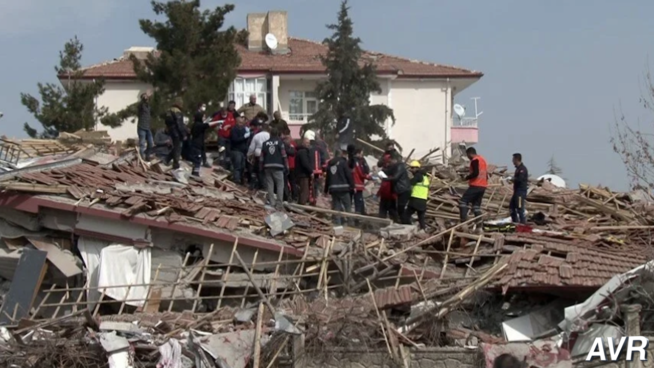 Avrupa'dan binlerce arama kurtarma ve sağlık personeli geldi