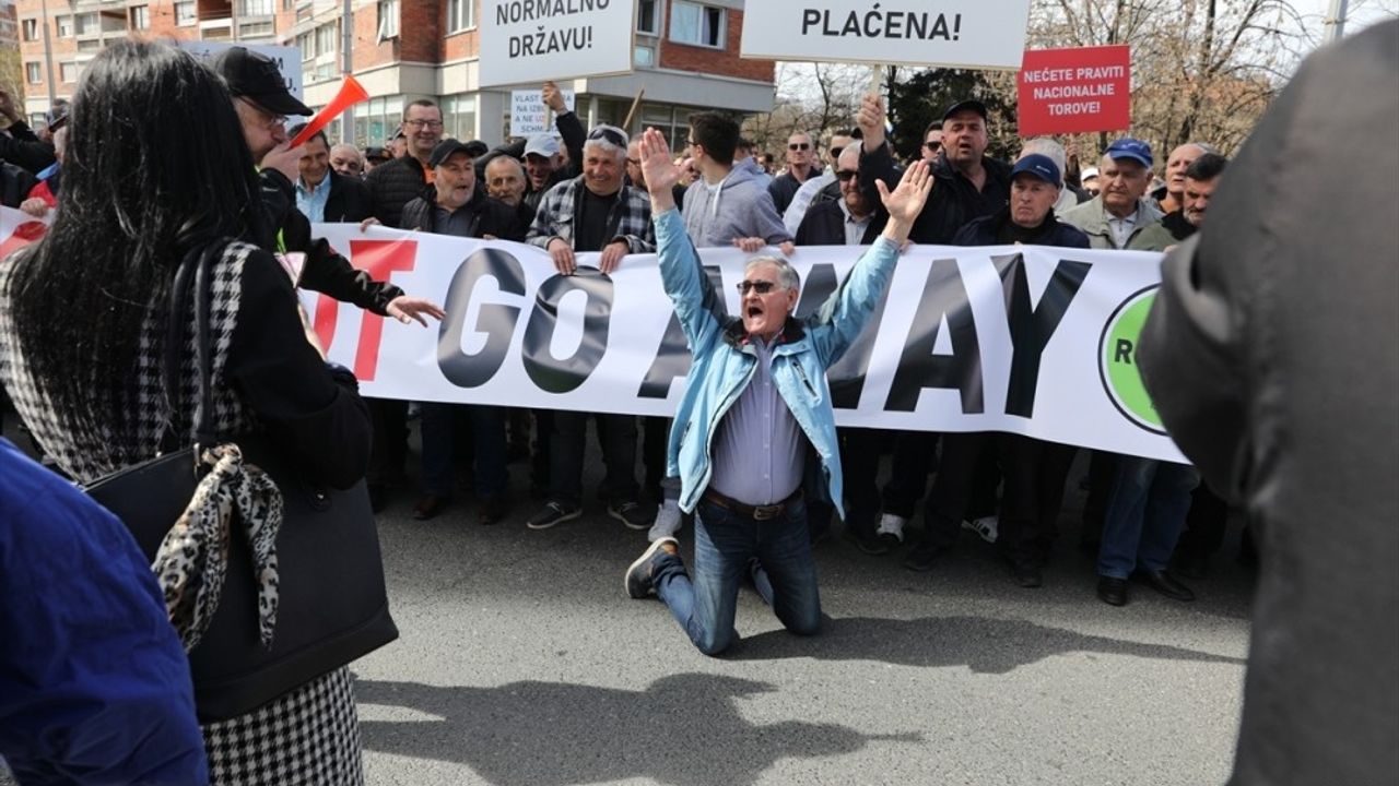 Bosna Hersek'te Schmidt aleyhine gösteri