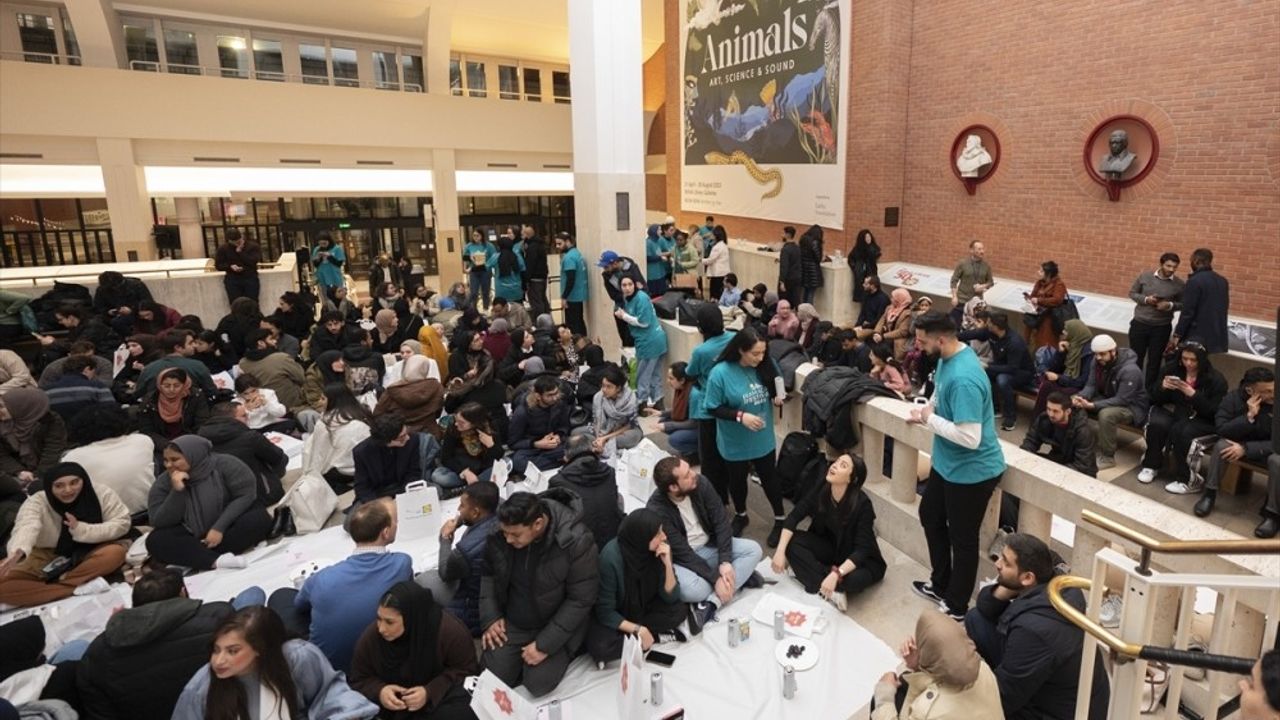 İngiltere British Library'de toplu iftar programı