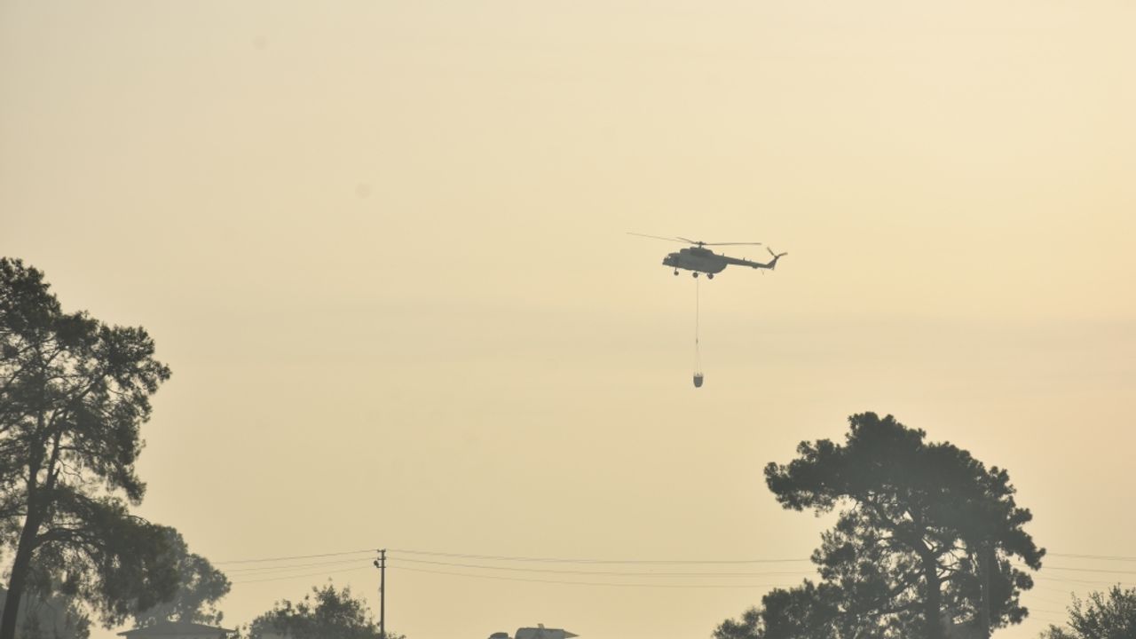 Antalya'nın Kemer ilçesindeki orman yangınına havadan ve karadan müdahale sürüyor