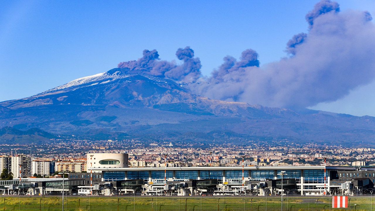 İtalya Etna Yanardağı'nda patlama, uçuşlar durduruldu