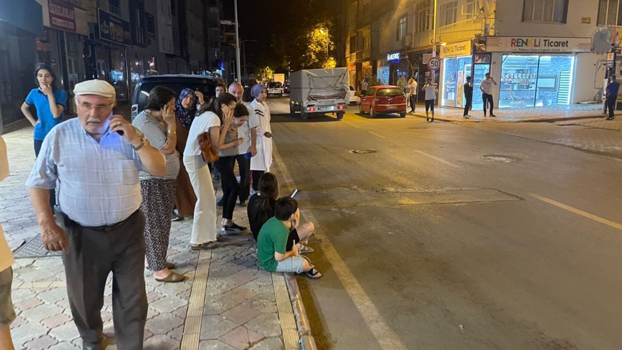 Bakan Koca, Malatya'daki depremde 1'i Adıyaman'da olmak üzere 23 kişinin yaralandığını bildirdi