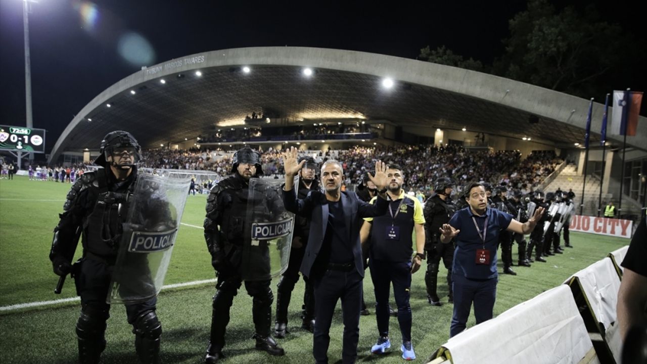 Maribor-Fenerbahçe mücadelesi tribünlerde çıkan olaylar nedeniyle durdu