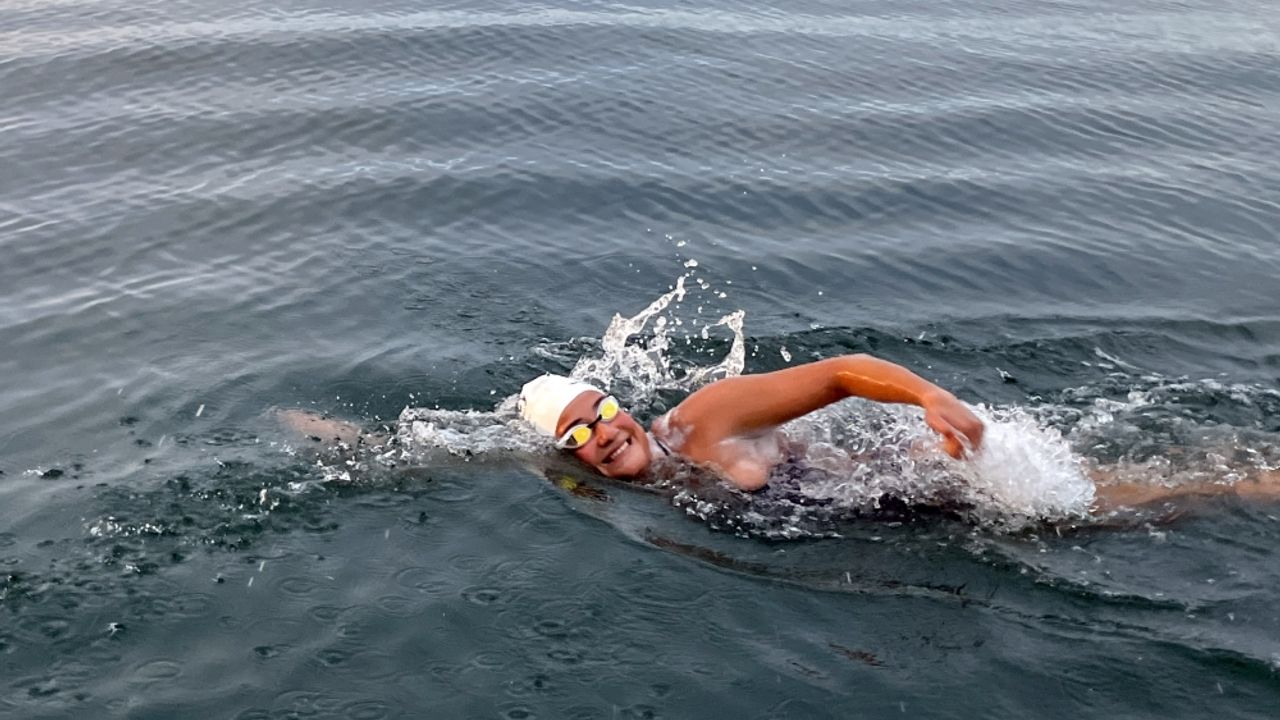 Türk sporcu Aysu Türkoğlu, Kuzey Kanalı'nı yüzerek geçti