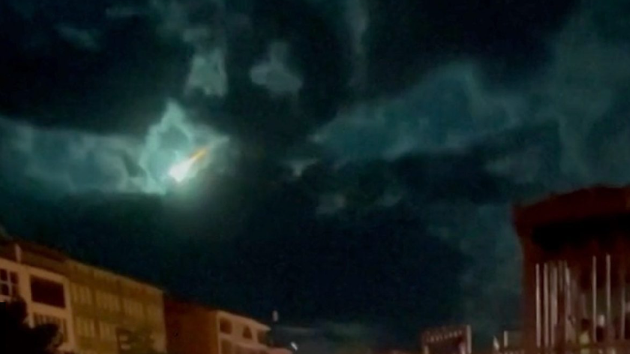 Türkiye'de gece gökyüzünde muhteşem meteor geçişi