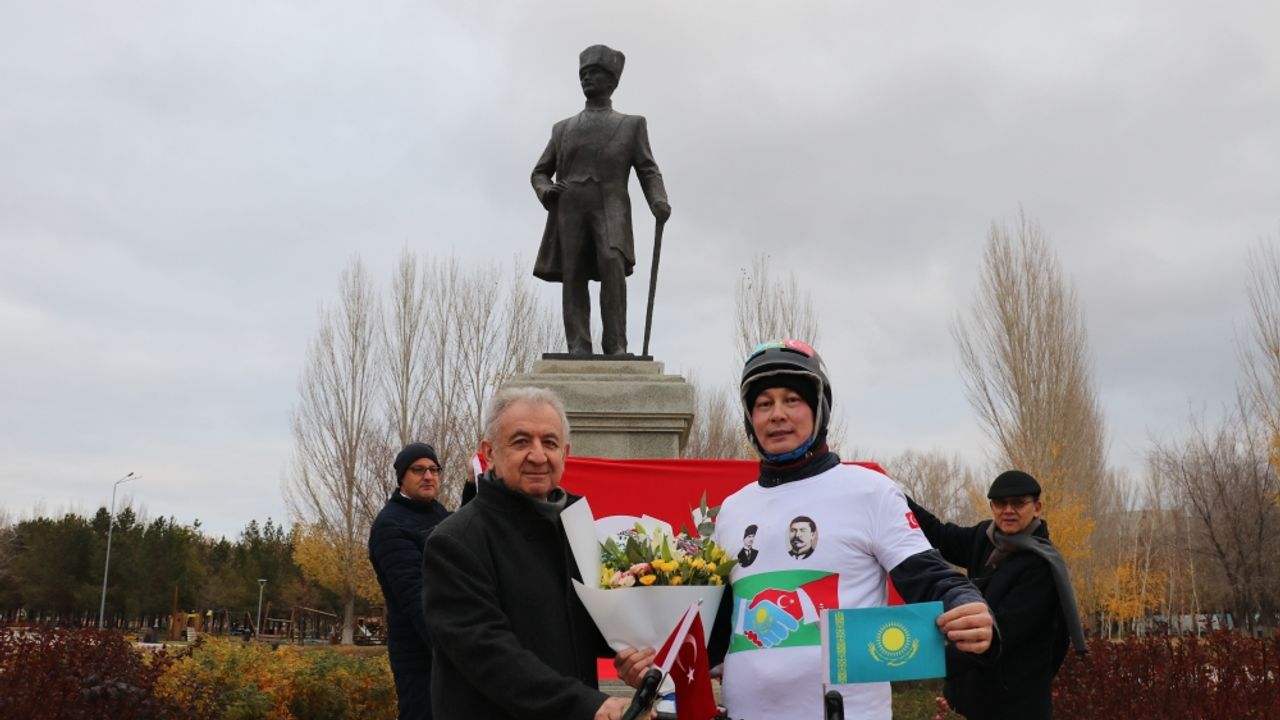 Kazak bisikletçi, Türkiye Cumhuriyeti'nin 100. yılını 100 kilometre pedal çevirerek kutladı