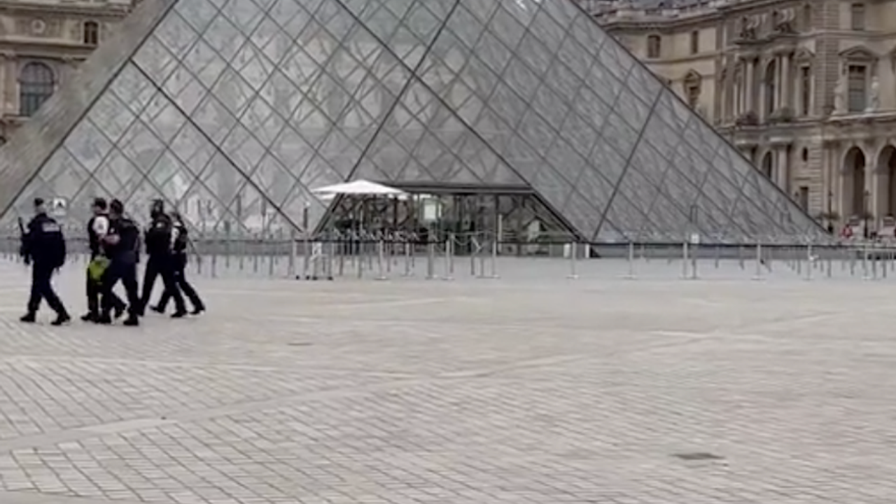 Paris'teki dünyaca ünlü Louvre Müzesinde şok