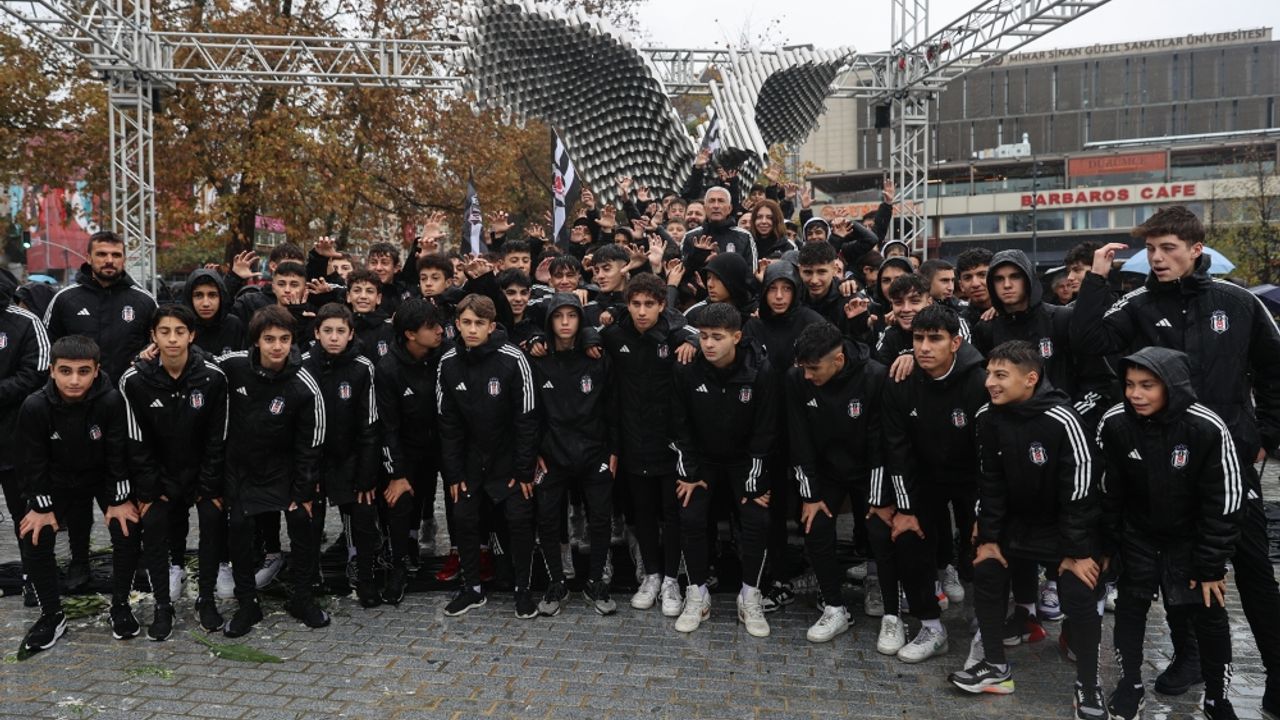 Beşiktaş Kulübü, İskele Meydanı'nda kartal heykeli açtı
