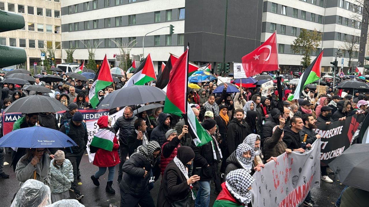 Düsseldorf'taki Filistin yürüyüşüne 17 binden fazla kişi katıldı