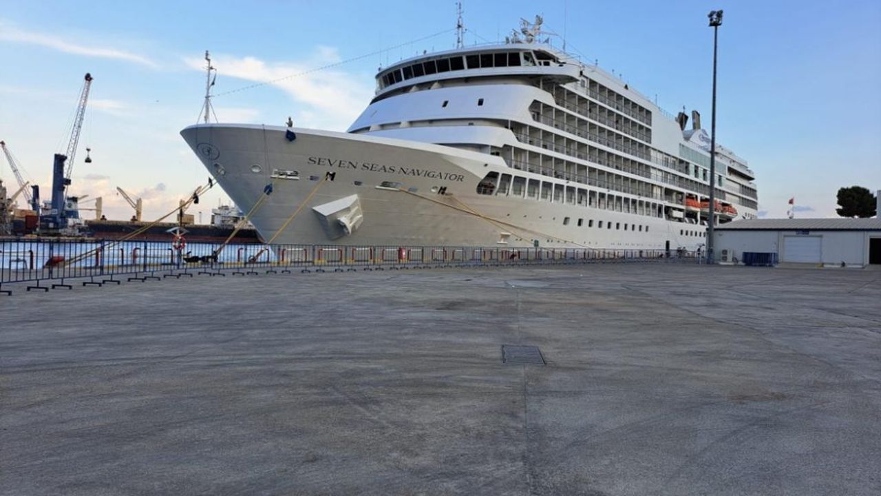 Fransız ve Bahama bayraklı 2 kruvaziyer gemisi Antalya'ya geldi