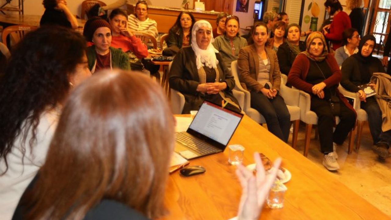 Efes Selçuk'ta şiddete uğrayan kadınların hukuksal hakları anlatıldı