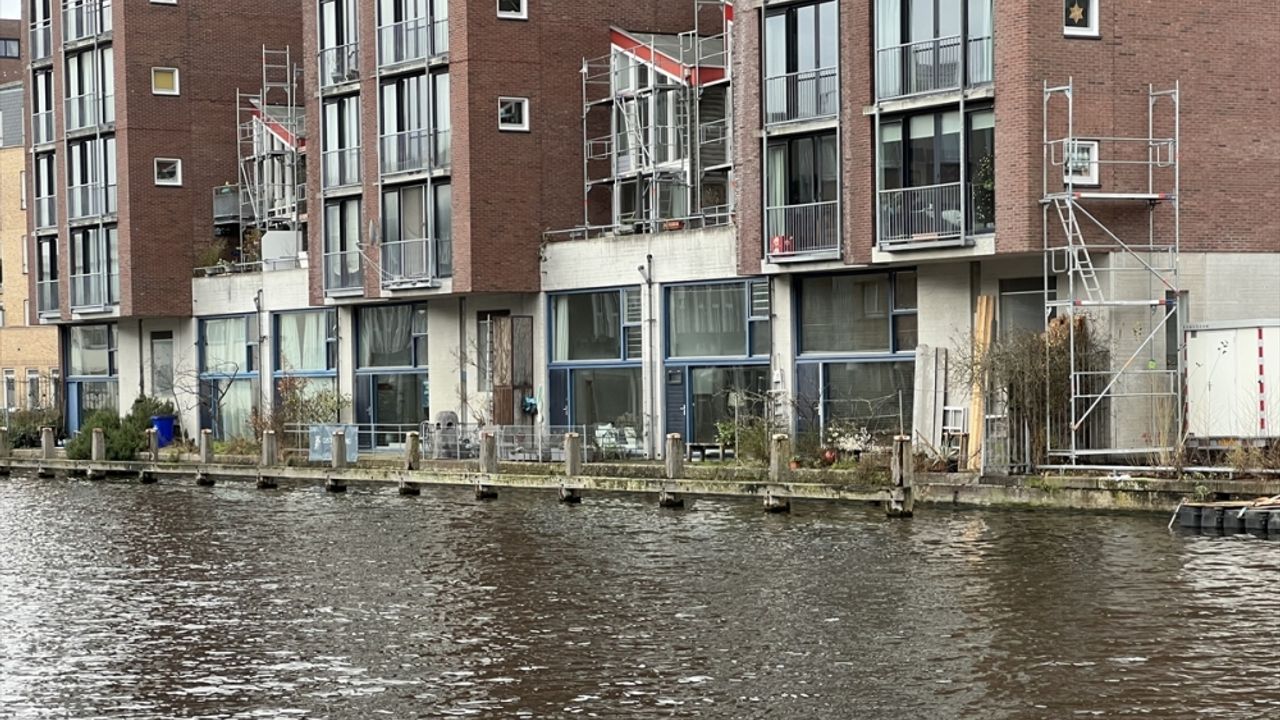 Hollanda'da kanal ve nehirler taştı