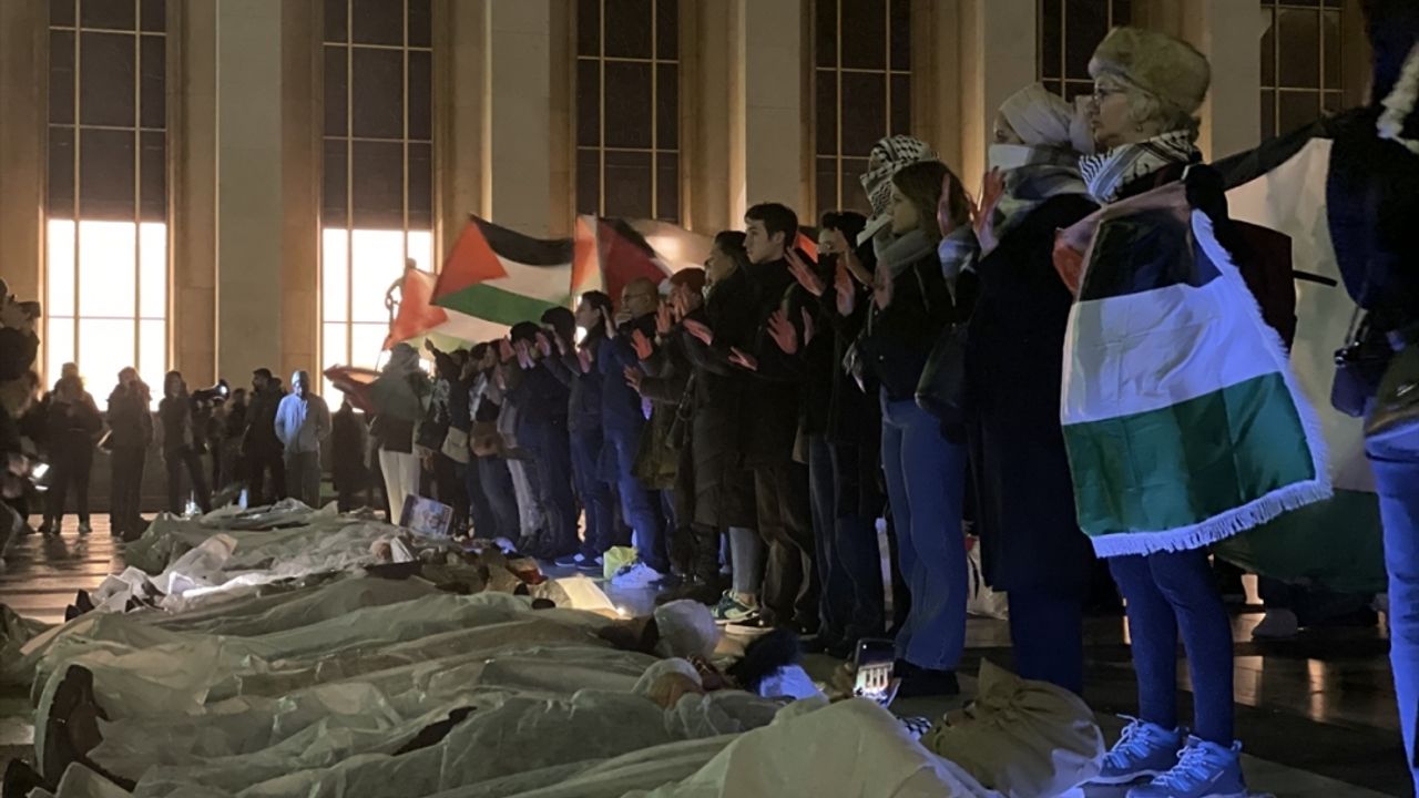 Parisliler, İsrail'in Gazze'de katlettiği sivilleri temsilen yere uzanarak eylem yaptı