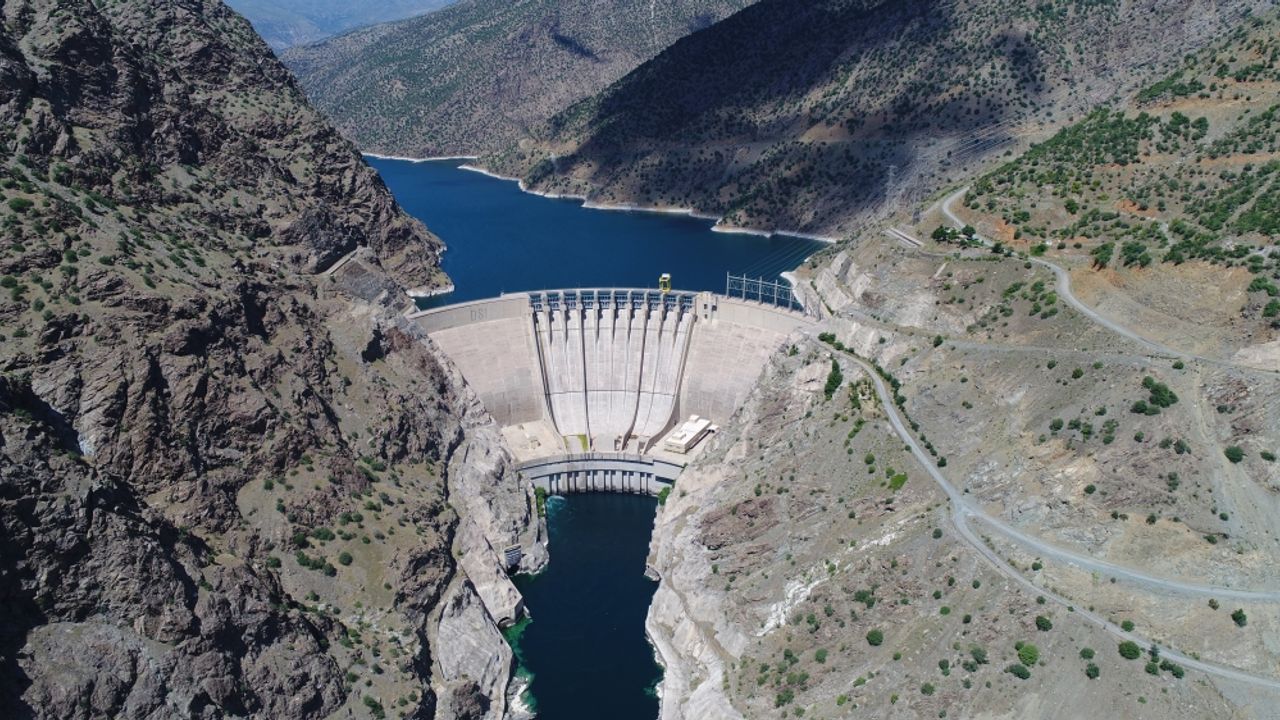 Türkiye'nin ikinci büyük hidroelektrik santralinde 36 yıllık türbinler yenileniyor