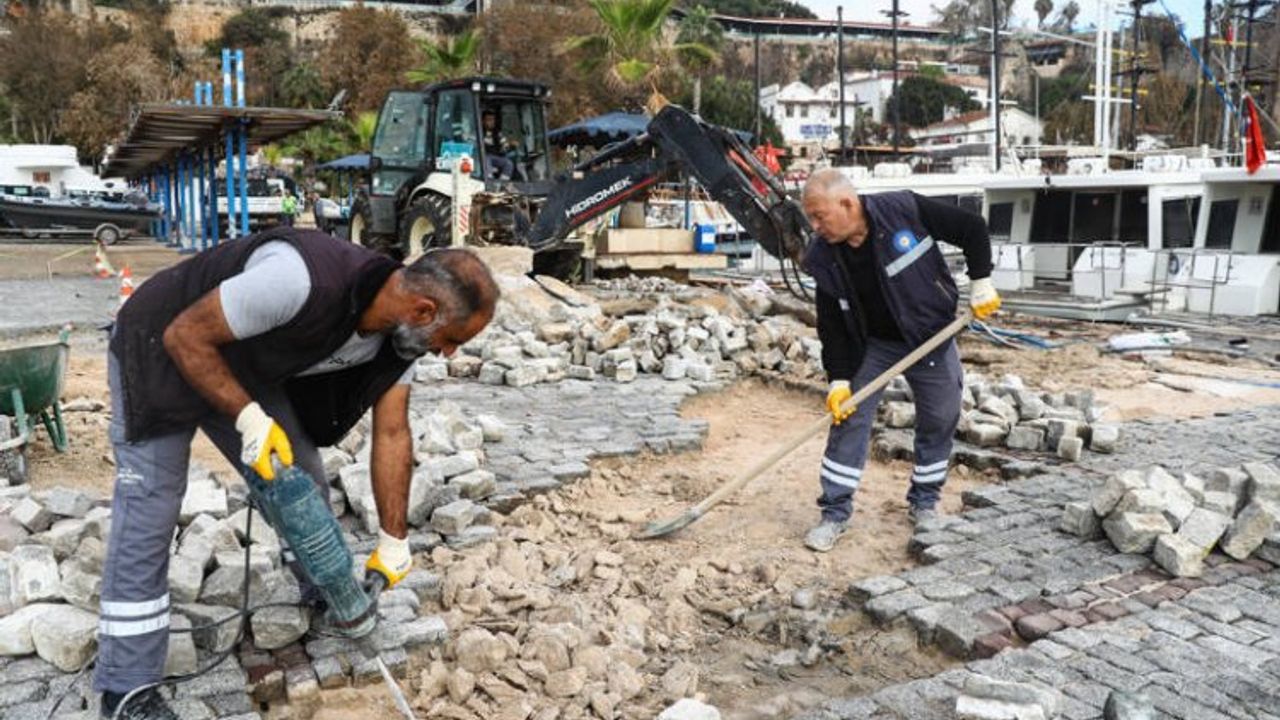 Kaleçi Yat Limanı'nda onarım çalışması yapılıyor