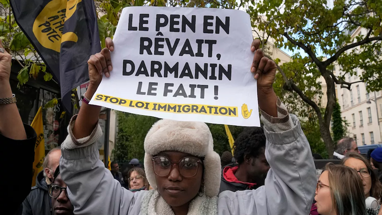 Fransa tartışmalı göç yasa tasarısını onayladı
