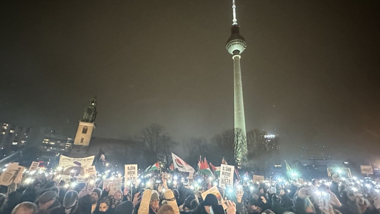 Almanya'da aşırı sağcı AfD'ye karşı büyük gösteri