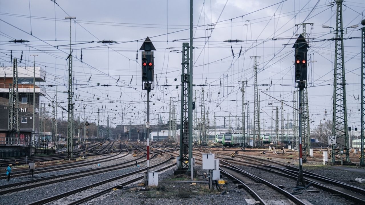 Almanya’da makinist grevi demir yolu ulaşımını aksattı