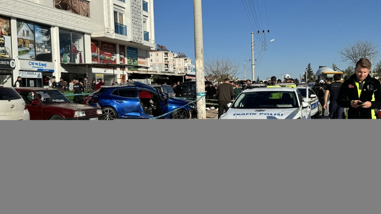 Antalya'da durakta bekleyen yolculara otomobilin çarpması sonucu 2 kişi öldü, 1 kişi yaralandı