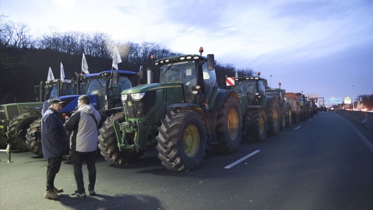 Fransa'da çiftçiler traktörleriyle "Paris'i kuşatma eylemi" yaptı