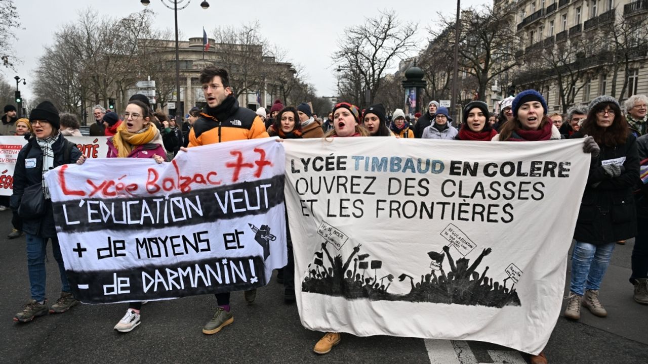 Fransa'da tartışmalı göç yasasına Paris'te protesto