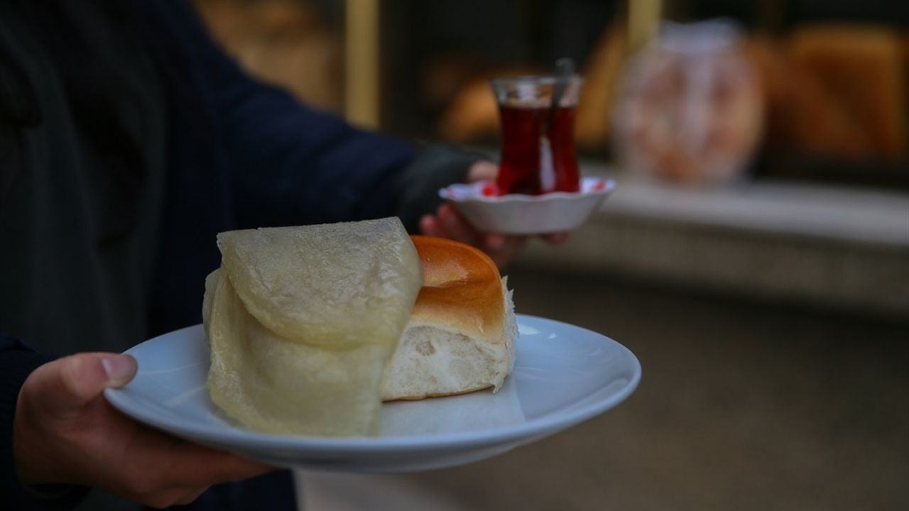 İzmir Beydağ'da kahvaltının vazgeçilmezi "simit dürüm"