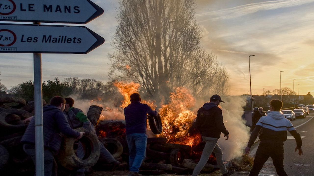 Fransa'da çiftçiler gümrük ofisini ateşe verdi
