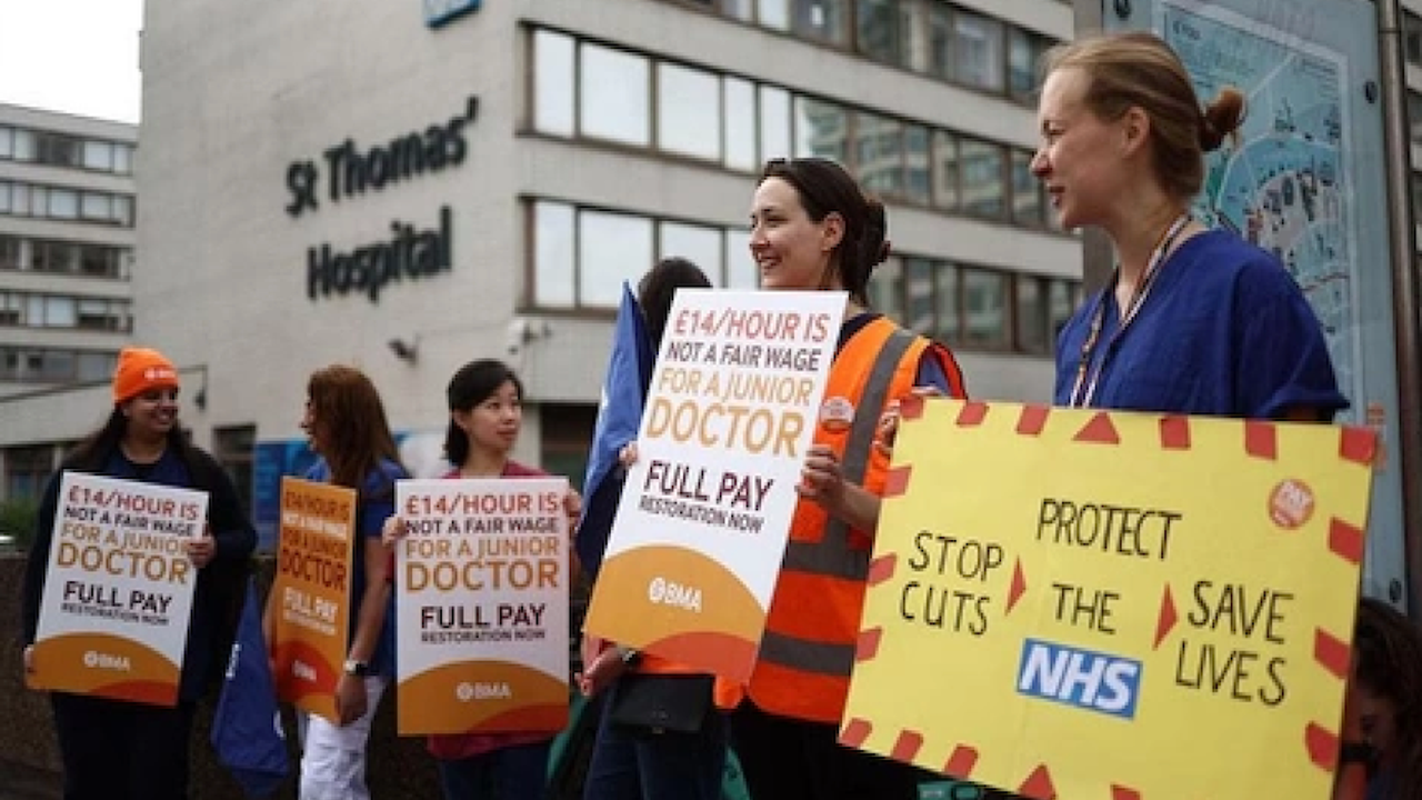 İngiltere'de doktorlar 2024'e grevle başladı