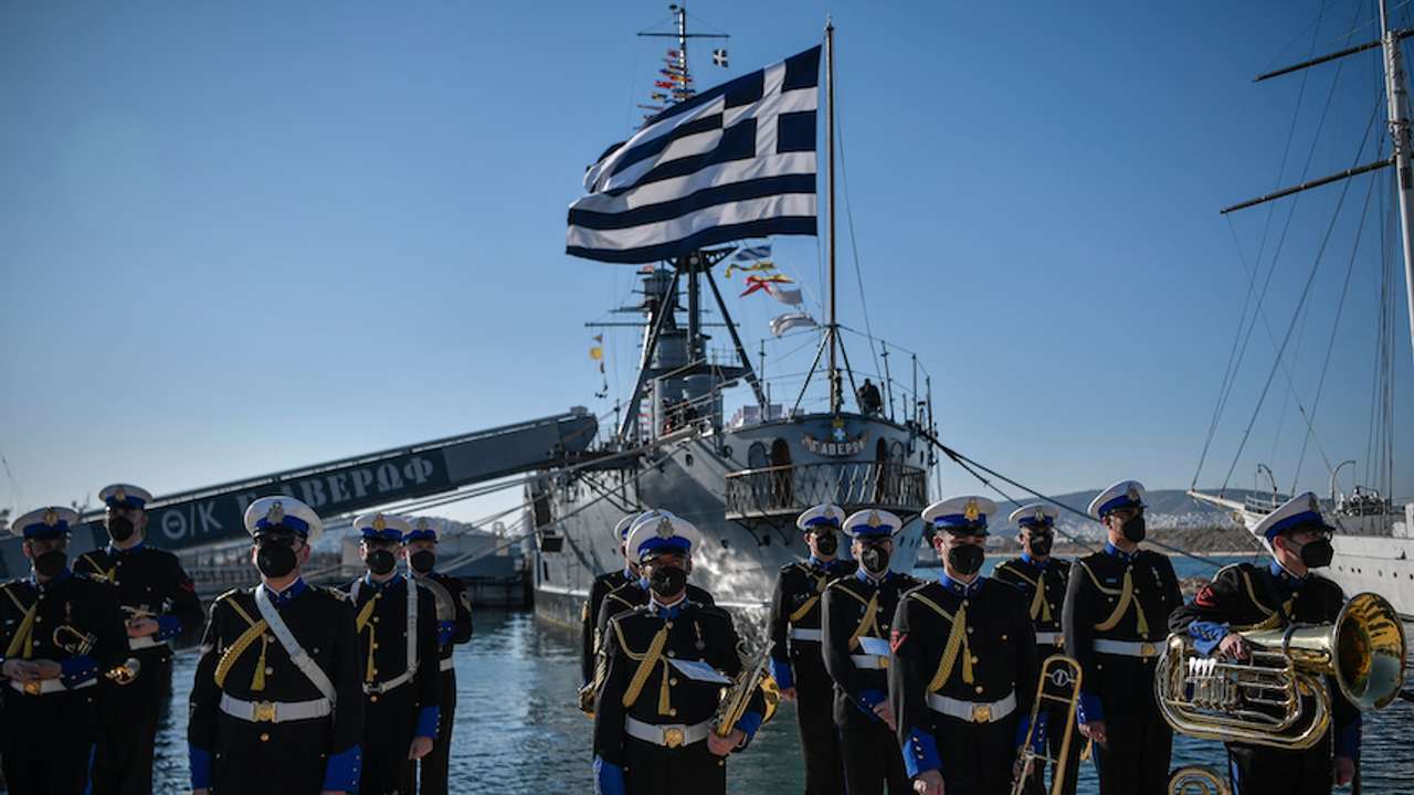 Yunan donanmasındaki istifalar ve ekonomik sorunlar