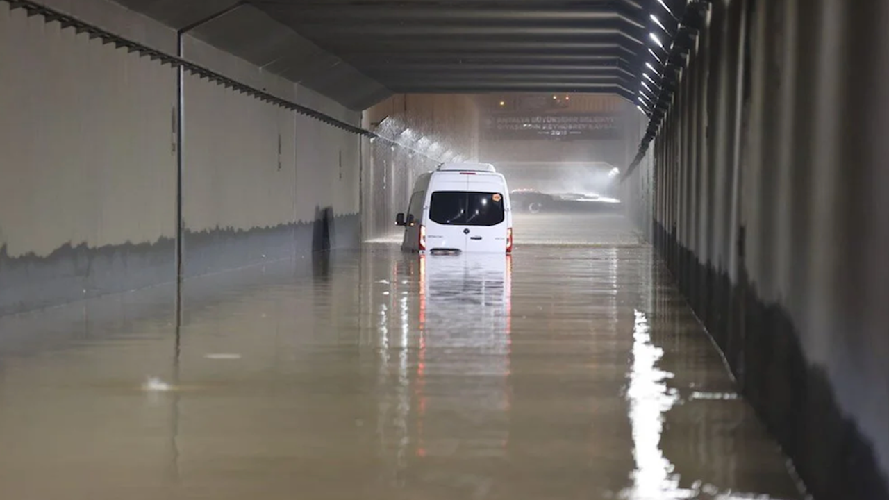 Antalya'da şiddetli yağış, ölenler var