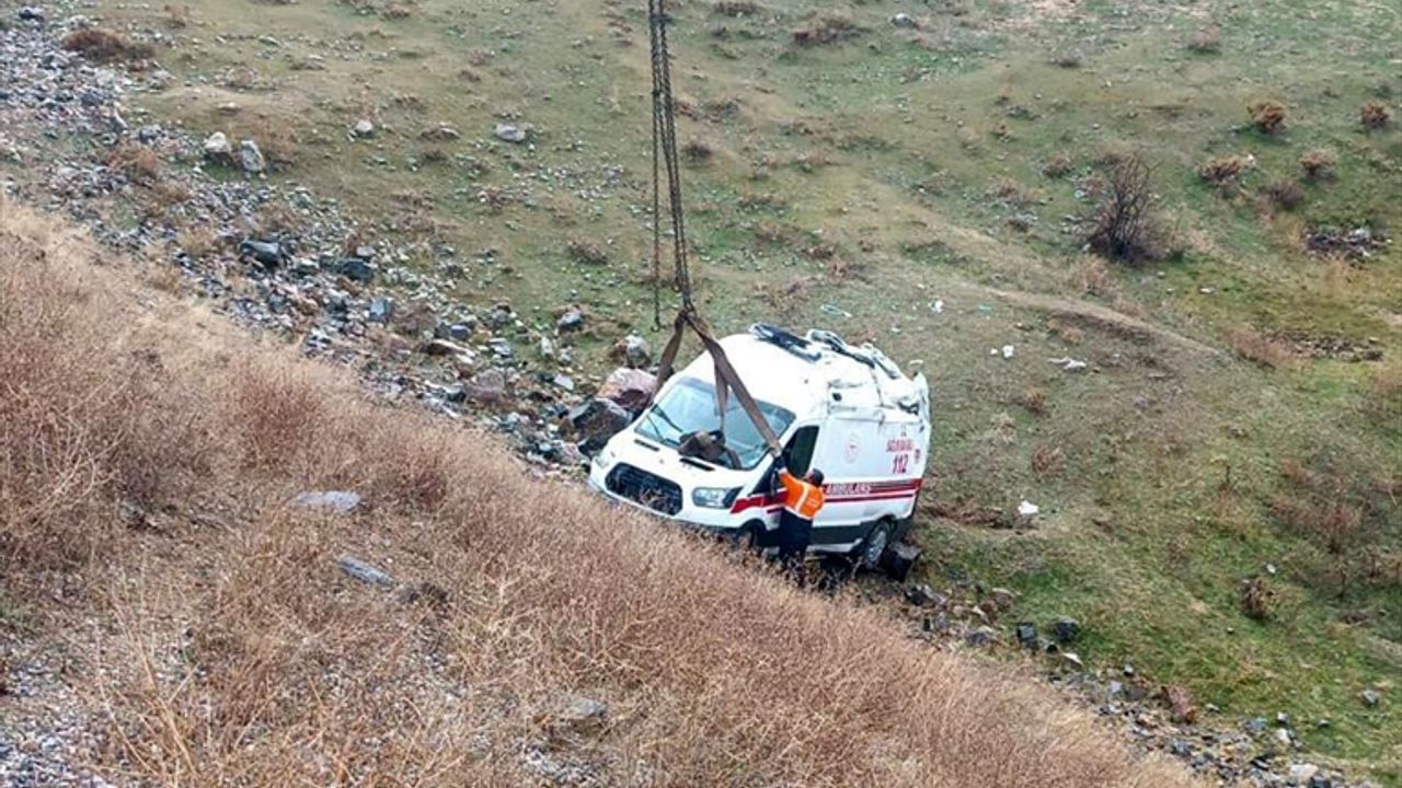 Bitlis'te trafik kazasında 3'ü sağlık personeli 11 kişi yaralandı