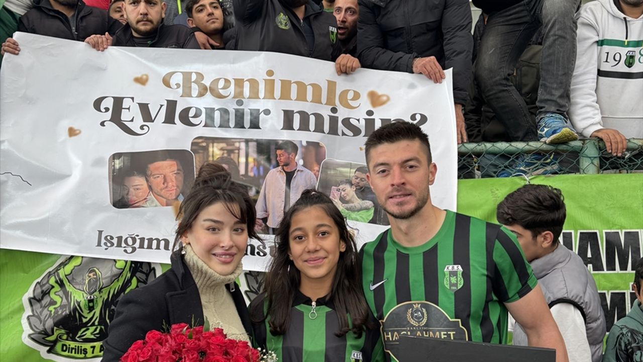 Kilis'te futbolcu, maç sonunda kız arkadaşına evlenme teklifinde bulundu