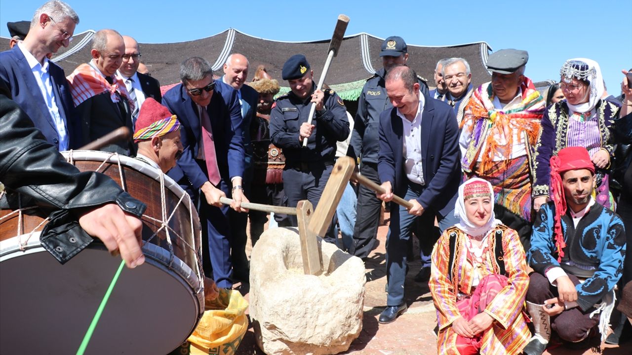 Burdur'da "Yörük Çalıştayı" temsili Yörük göçüyle başladı