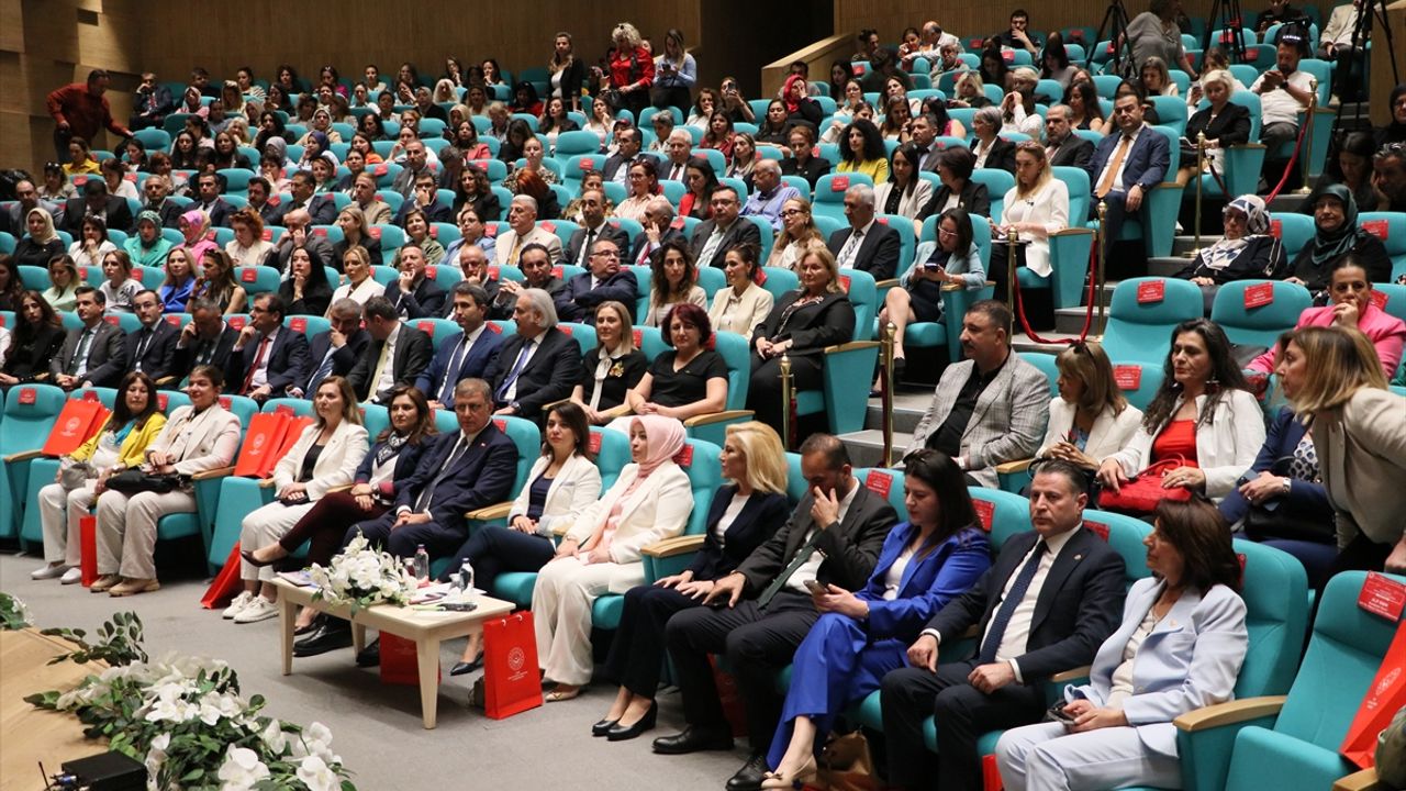 İzmir'de "Kadın Erkek Fırsat Eşitliği Çalıştayı" düzenlendi