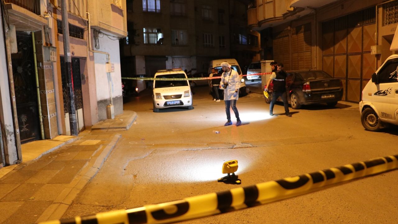 Kilis'te araç park yeri nedeniyle çıkan kavgada baba-oğul silahla yaralandı