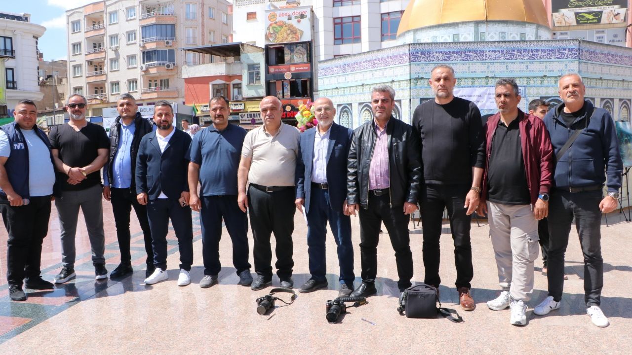 Kilis'te gazeteciler İsrail'in 212 meslektaşını öldürmesini kameralarını yere bırakarak protesto etti