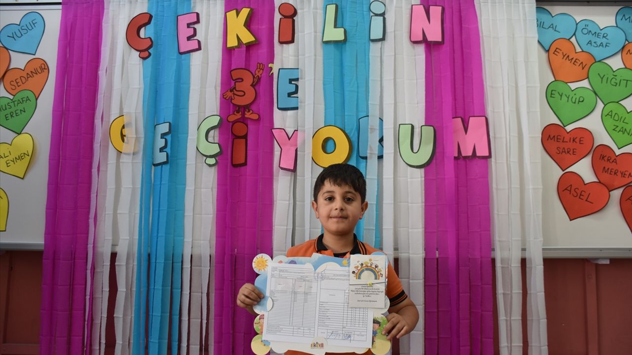 Van, Hakkari, Muş ve Bitlis'te öğrenciler karnelerini aldı