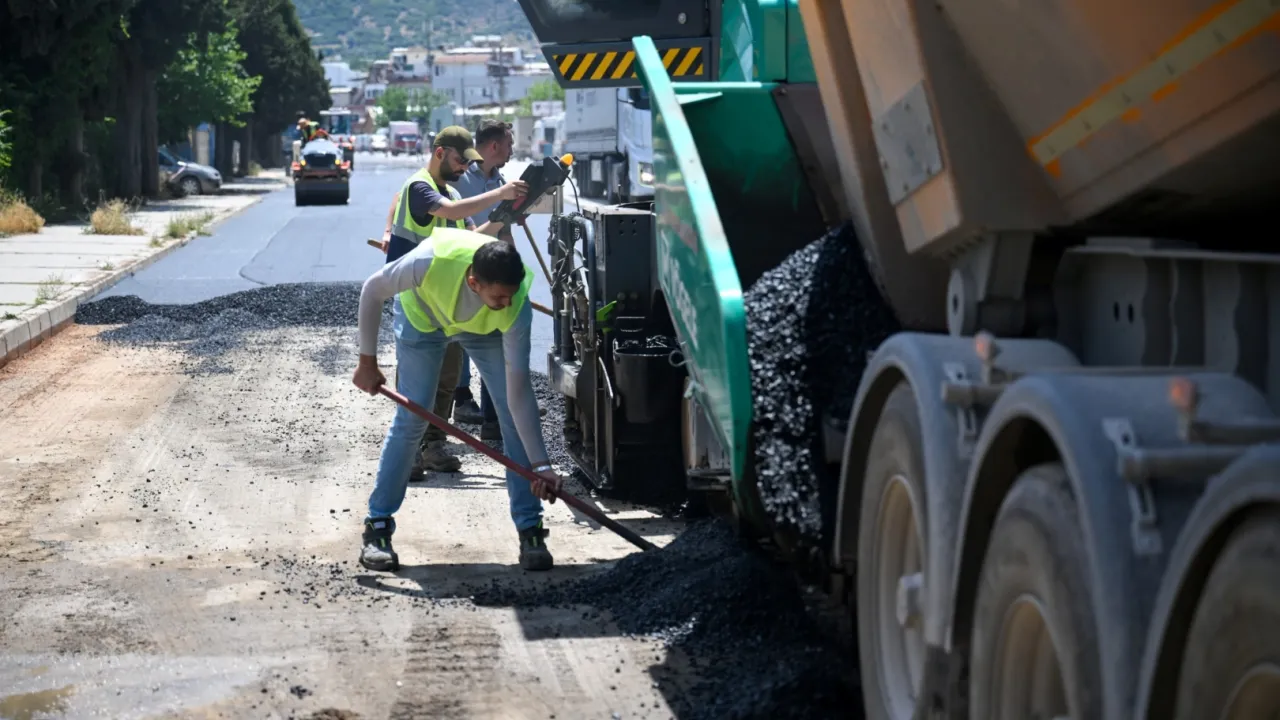 Bornova'da gece-gündüz süren kapsamlı yenileme atağı
