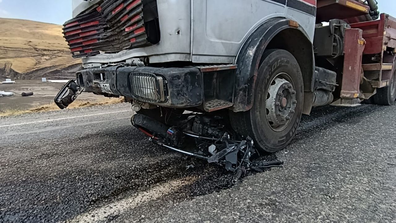 Bitlis'te ablasının düğün konvoyunda vinçle çarpışan motosikletin sürücüsü öldü