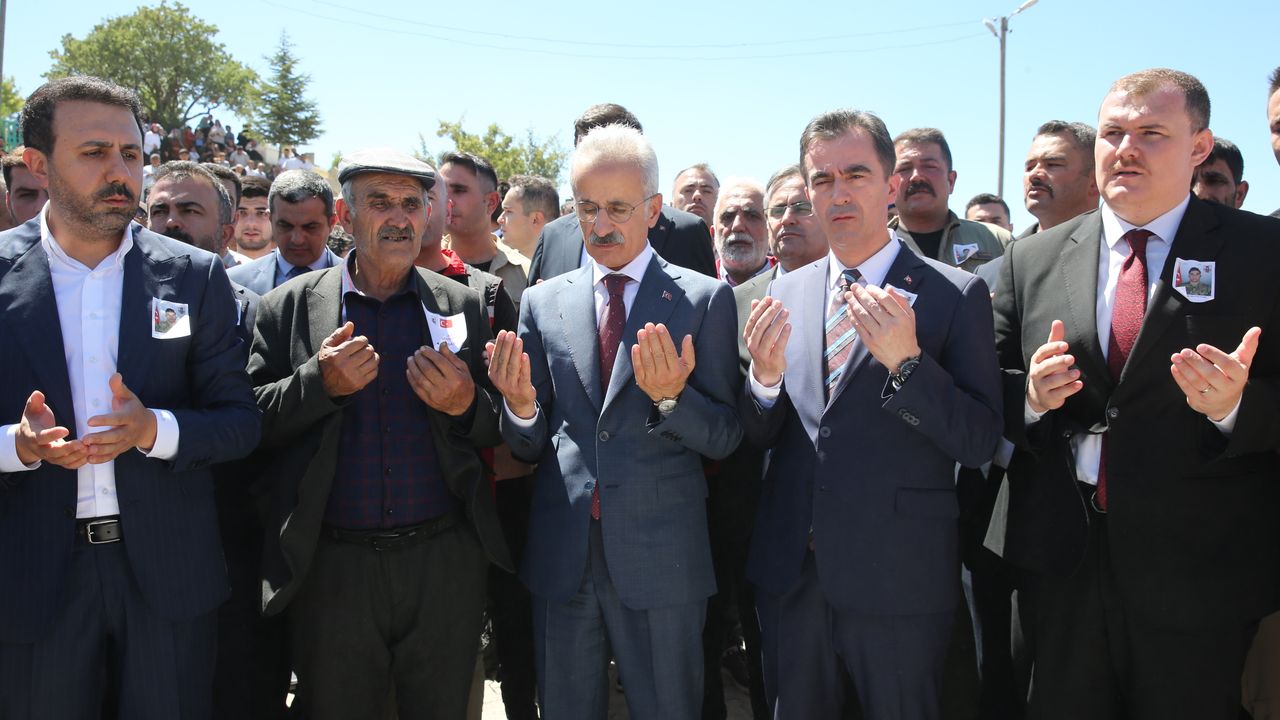 GÜNCELLEME - Şehit Piyade Sözleşmeli Er Uyanık memleketi Bitlis'te son yolculuğuna uğurlandı