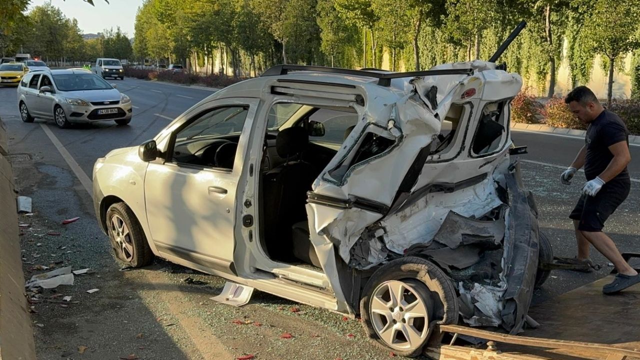 Küçükçekmece'de trafik kazasında 4 kişi yaralandı. 

Paraphrasing: Küçükçekmece'de trafik kazasında 4 kişi yaralandı.