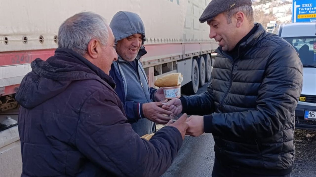 Ardahan'da kar ve tipi nedeniyle yolda kalan tır şoförlerine çorba ikram edildi