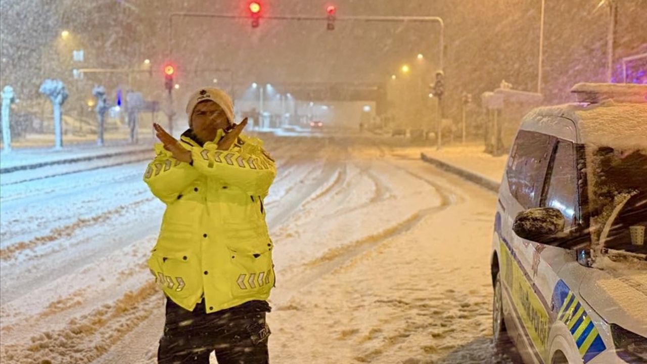 Bitlis'te kar nedeniyle yolda kalan sürücülere trafik ekipleri yardım etti